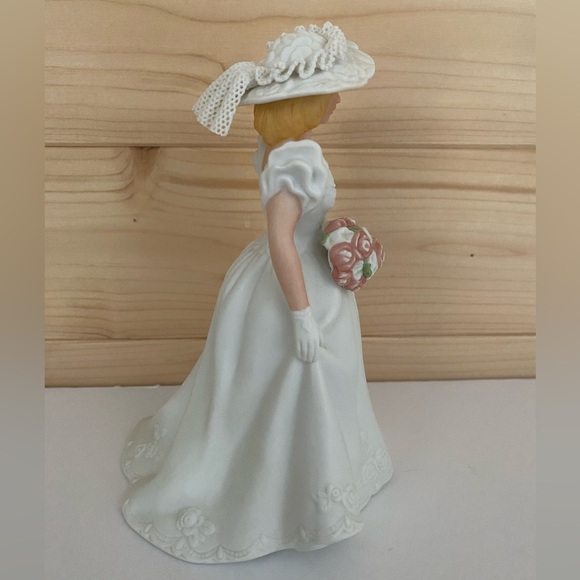 Vintage AVON 1986 Summer Bride Figurine Porcelain Collectible Wedding Keepsake - Picture 4 of 8